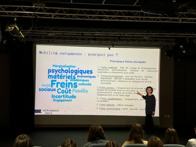 Présentation Erasmus Days devant un public autour de la mobilité européenne